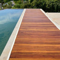 Deck Cumaru Extra 10cm - Peças de 1,80m utilizado com deck de piscina de borda infinita, um contraste espetacular.