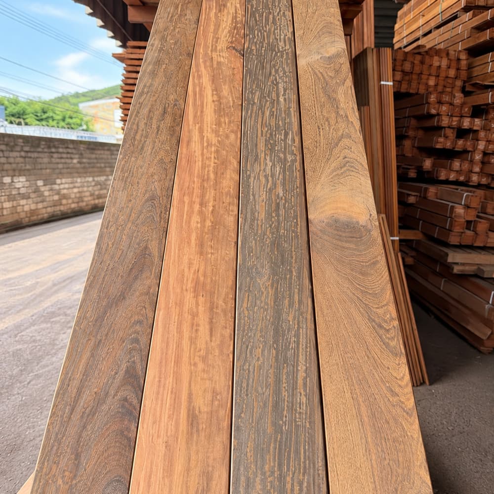 Vista alternativa do Deck Ipe Tabaco Extra rustico em estoque de madeira
