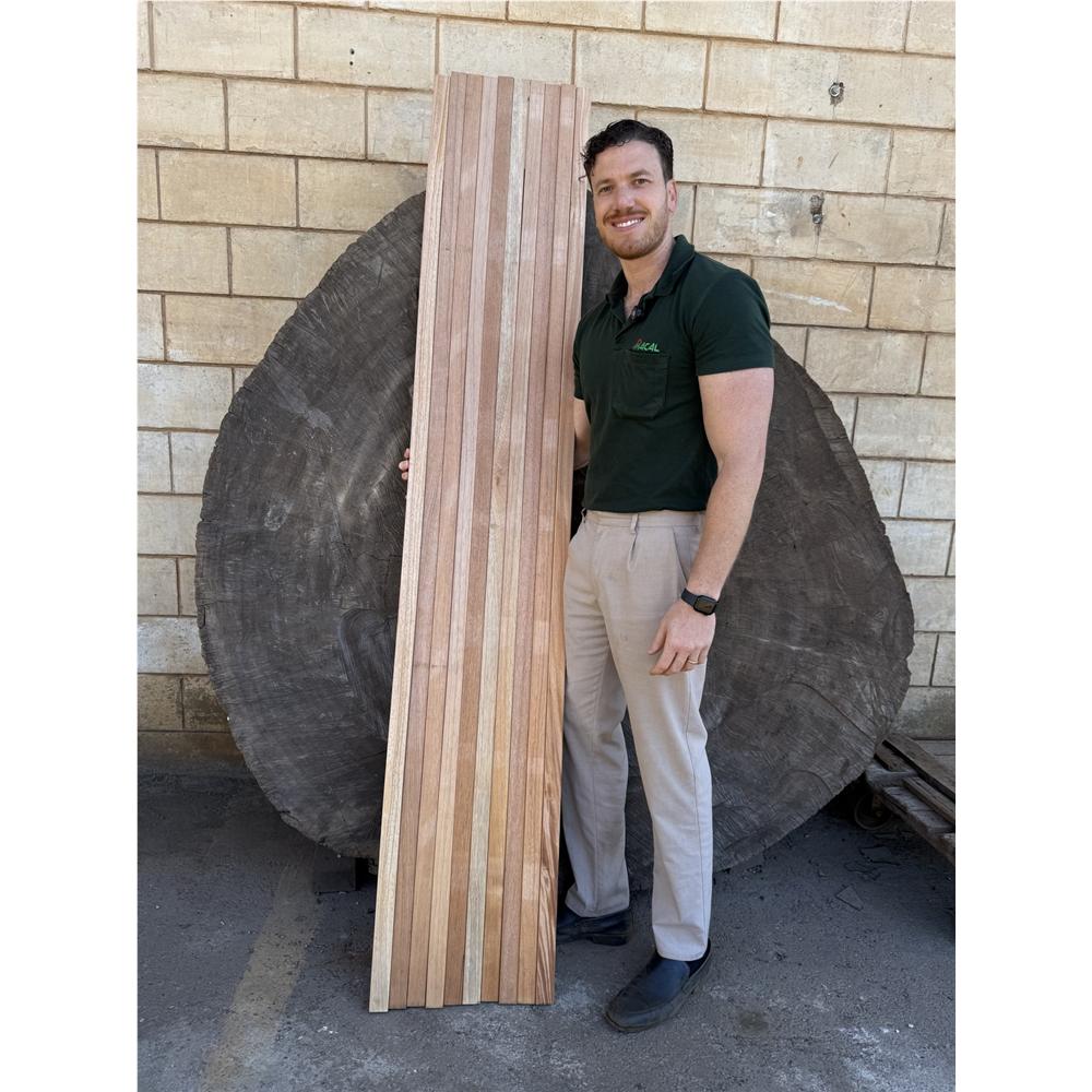 Deck Cedro Rosa Extra 4 cm em apresentação